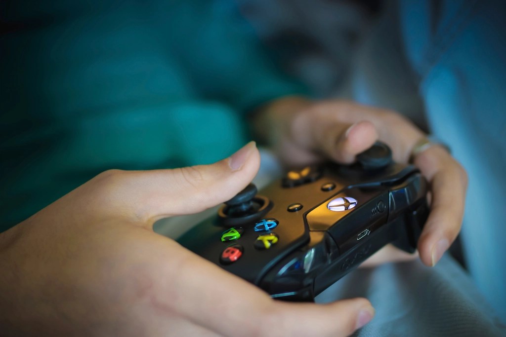 Une personne tenant une manette Xbox